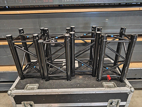 4 st, 0,5 m truss, Prolyte H30, svart, defekt.
