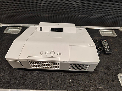 1 st, projektor, Hitachi, med väggfäste.