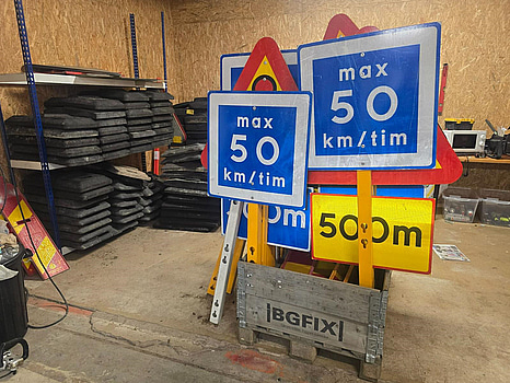 Parti med vägskyltar.