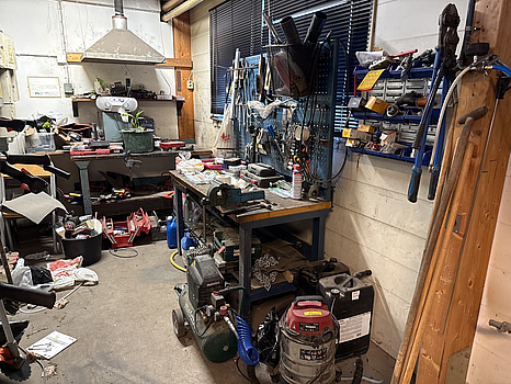 Verkstadsbänkar med innehåll