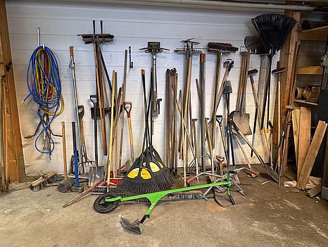 Parti redskap (spadar, krattor, spett, släggor etc.)