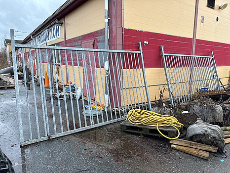 Galvad dubbelgrind med stolpar