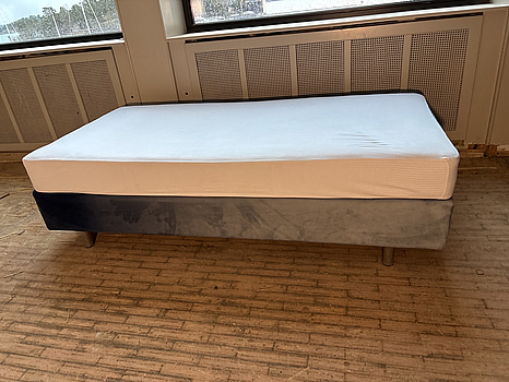 Säng Hypnos inkl. resårmadrass