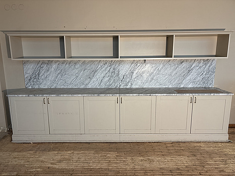 Serveringsbänk - underskåp, hyllor, inklusive marmorbänk och marmorskivor på väggen