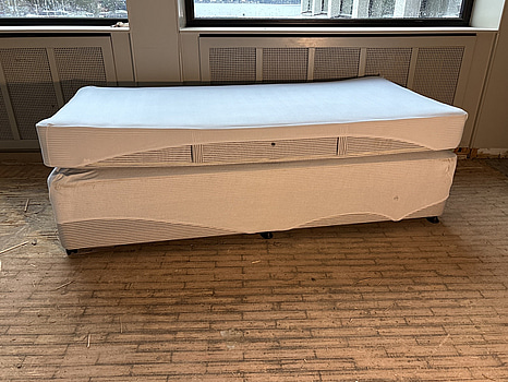 Säng Hypnos inkl. resårmadrass