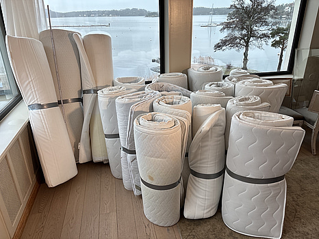 Parti med divers bäddmadrasser, olika storlekar och modeller