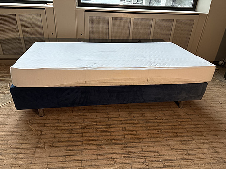 Säng inkl. resårmadrass