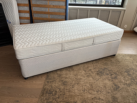 Säng Hypnos  inkl. resårbotten