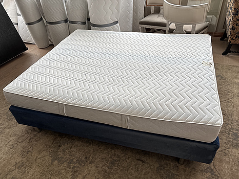 Säng inkl. resårmadrass