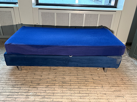 Säng inkl. resårmadrass