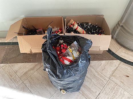 Parti med diverse juldekorationer