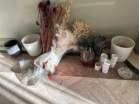 Parti med krukor och konstgjorda blommor