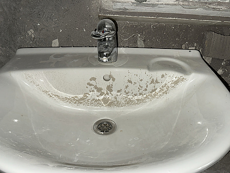 2 st. Handfat Ifö, inkl. blandare