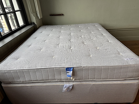 Säng Hypnos inkl. resårmadrass