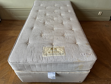 Säng Hypnos inkl. resårmadrass