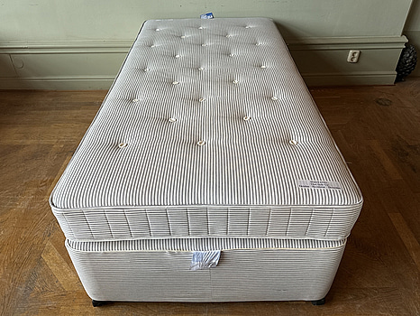 Säng Hypnos inkl. resårmadrass