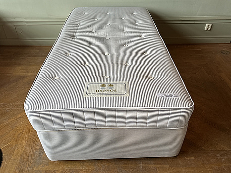 Säng Hypnos inkl. resårmadrass