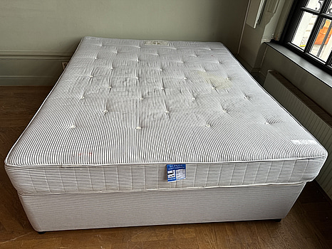 Säng Hypnos inkl. resårmadrass