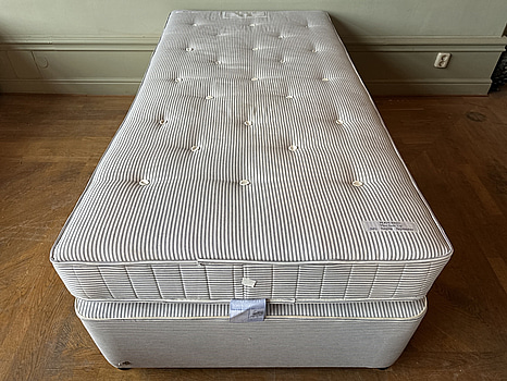 Säng Hypnos, inkl. resårmadrass