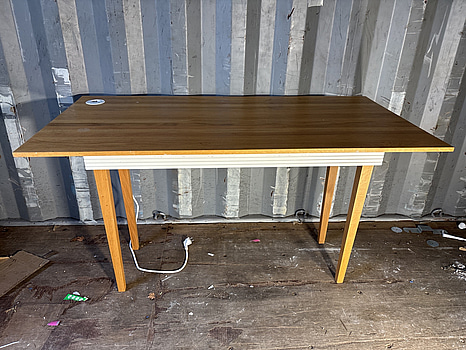 Bord i trä med inbyggt eluttag