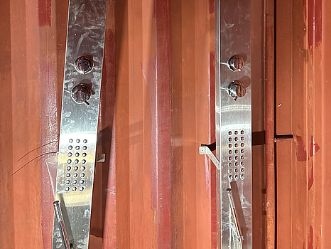 Utomhusdusch - vänster i bild