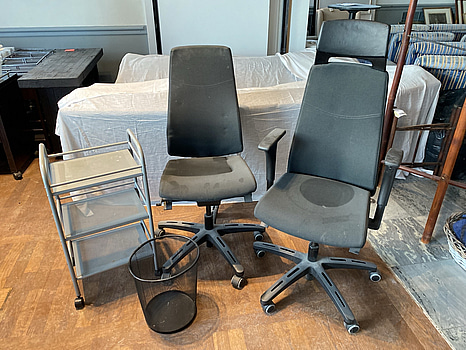 2 st. Kontorsstolar, hyllvagn samt papperskorg