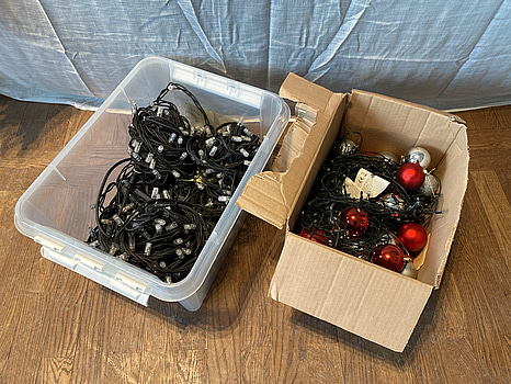 Parti med ljusslingor och juldekorationer