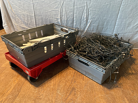 Parti med ljusslingor och juldekorationer