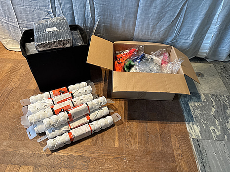 Halkmattor och parti med engångsprodukter - armband och trosor