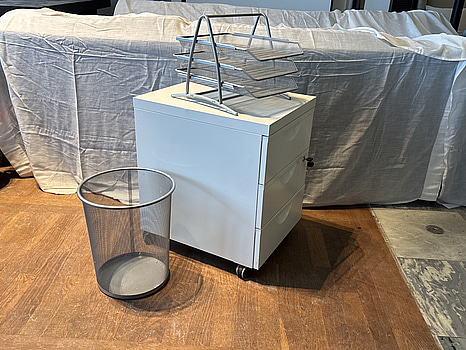 Parti med kontorsmaterial,  papperskorg, hurts och brevfack i metall.