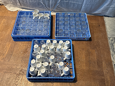 Parti med glas och koppar