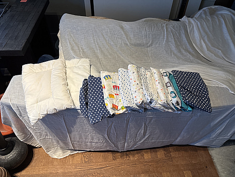 Parti med sängkläder till spjälsäng samt barnkuddar