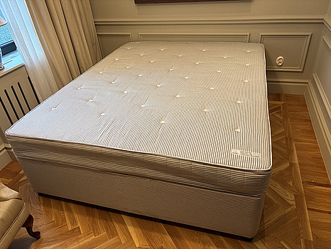 Säng Hypnos inkl. resårmadrass