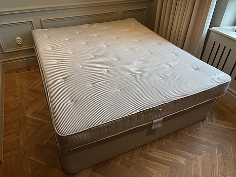 Säng Hypnos inkl. resårmadrass