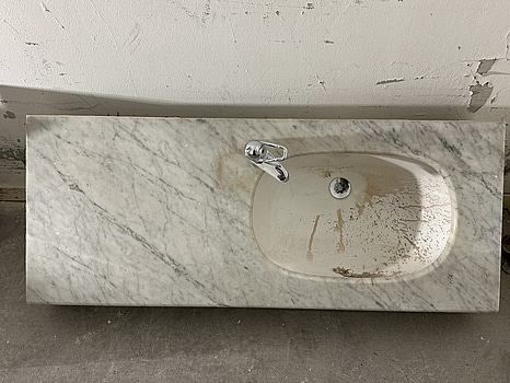 Kommod i marmor, inkl. blandare