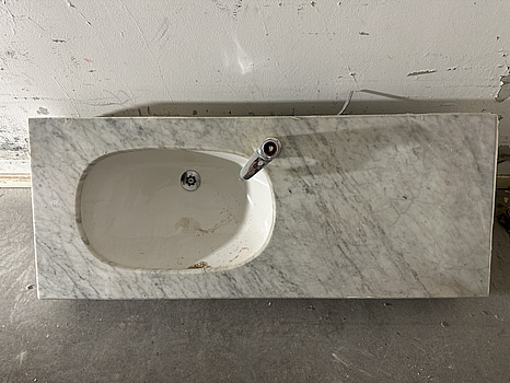 Kommod i marmor, inkl. blandare