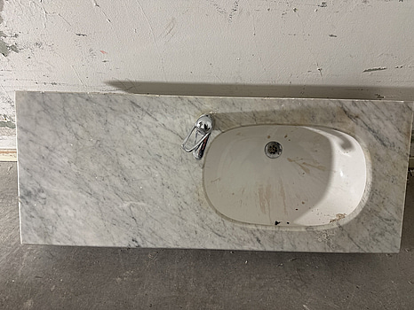 Kommod i marmor, inkl. blandare