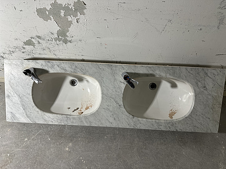 Kommod i marmor, inkl. blandare