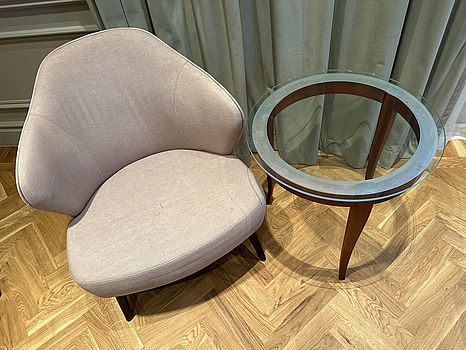 Fåtölj och sidobord