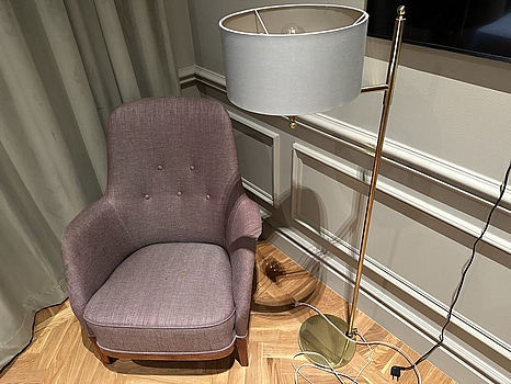 Fåtölj och golvlampa