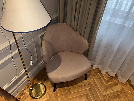 Fåtölj och golvlampa