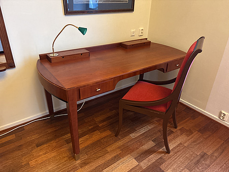 Skrivbord inkl. stol