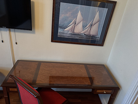 Skrivbord inkl. stol och tavla