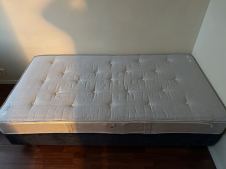 Säng inkl. resårmadrass