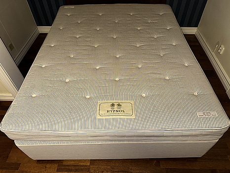 Säng Hypnos inkl. resårmadrass