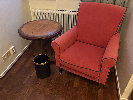 Fåtölj inkl. sidobord Grange och soptunna
