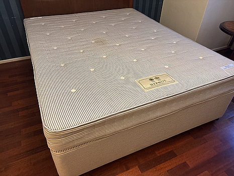 Säng Hypnos inkl. resårmadrass