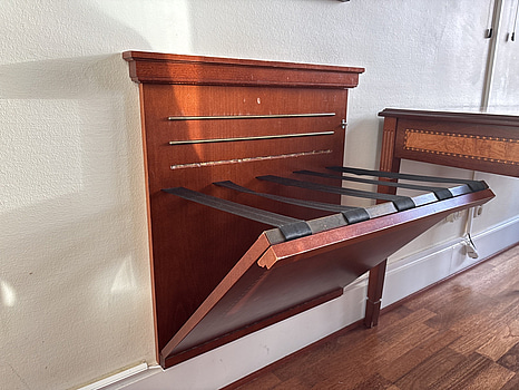 Vägghängd bagageställ