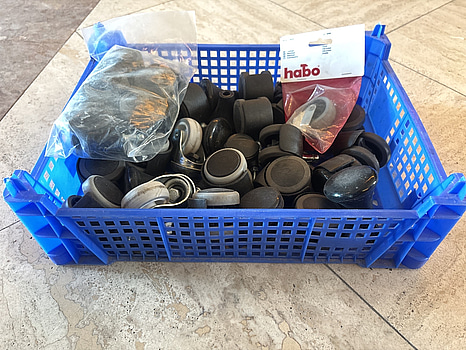 Parti med diverse hjul till kontorsstolar