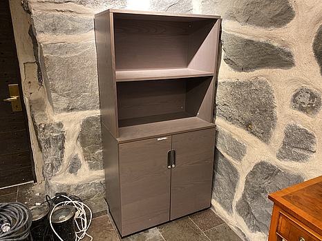 Skåp med hyllor, grått